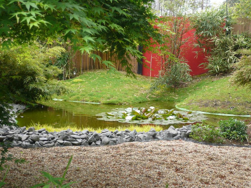 Ambiance japonisante dans un jardin à Pyla sur Mer sur le Bassin d'Arcachon