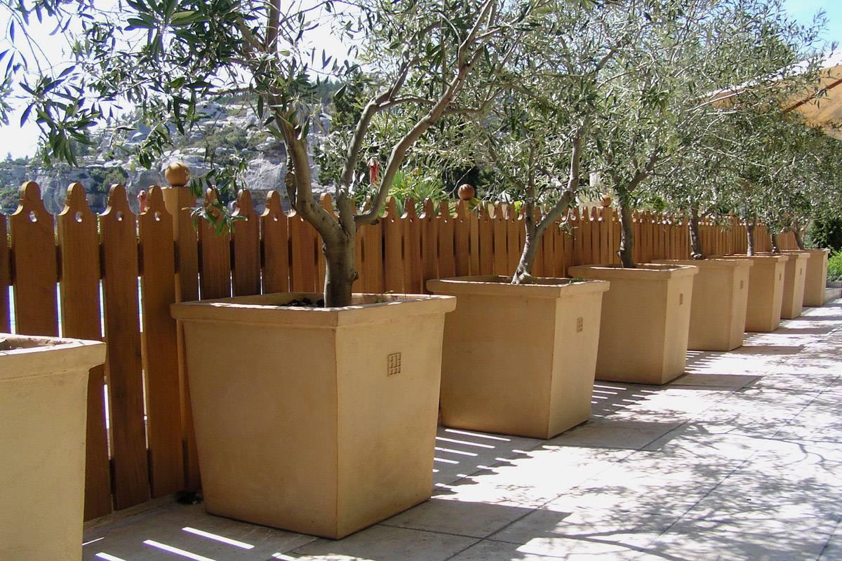 Poteries en terre cuite de forme carrée couleur Sable sur le Bassin d'Arcachon