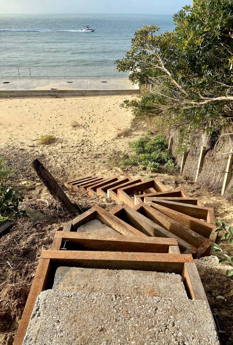 escalier extérieur en bois sur le bassin d'Arcachon