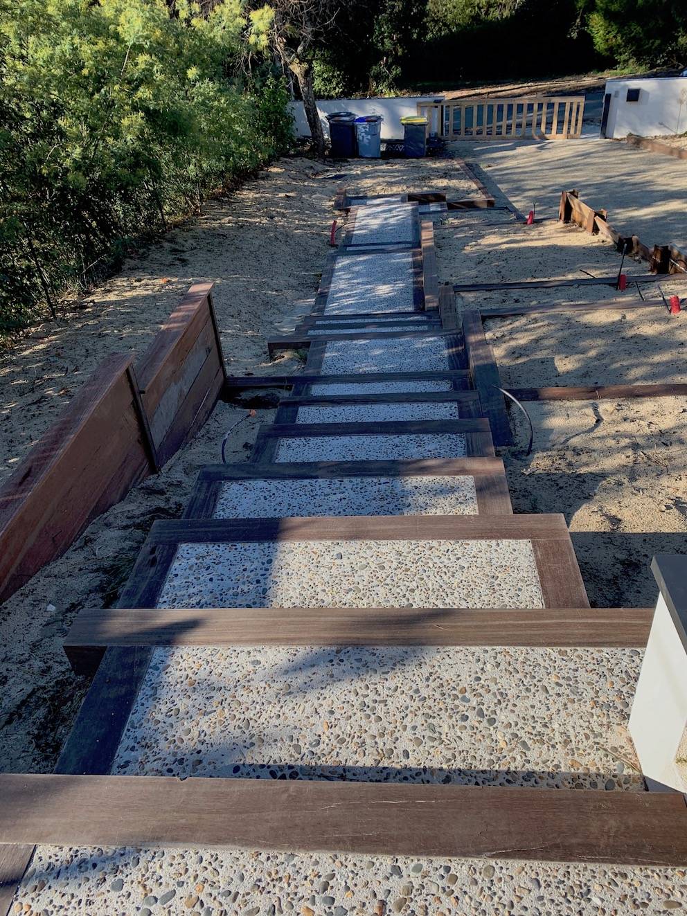 Finition de l'escalier en béton désactivé