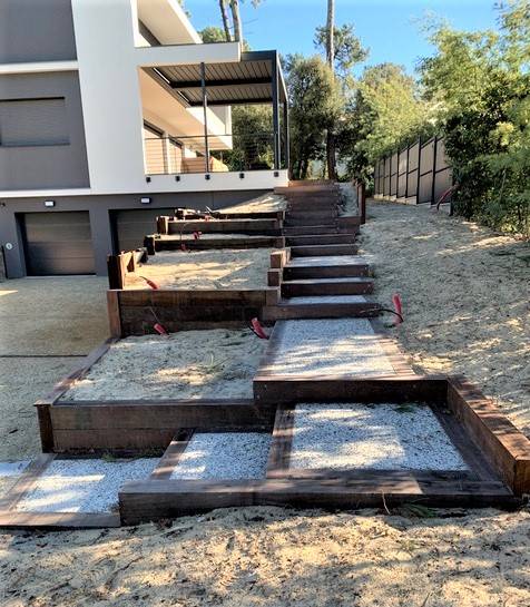 Escalier extérieur en béton désactivé sur le Bassin d'Arcachon