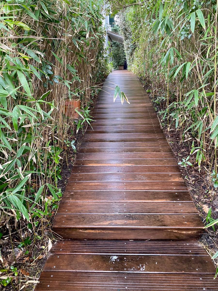 Nettoyage d'une allée en bois exotique sur le Bassin d'Arcachon