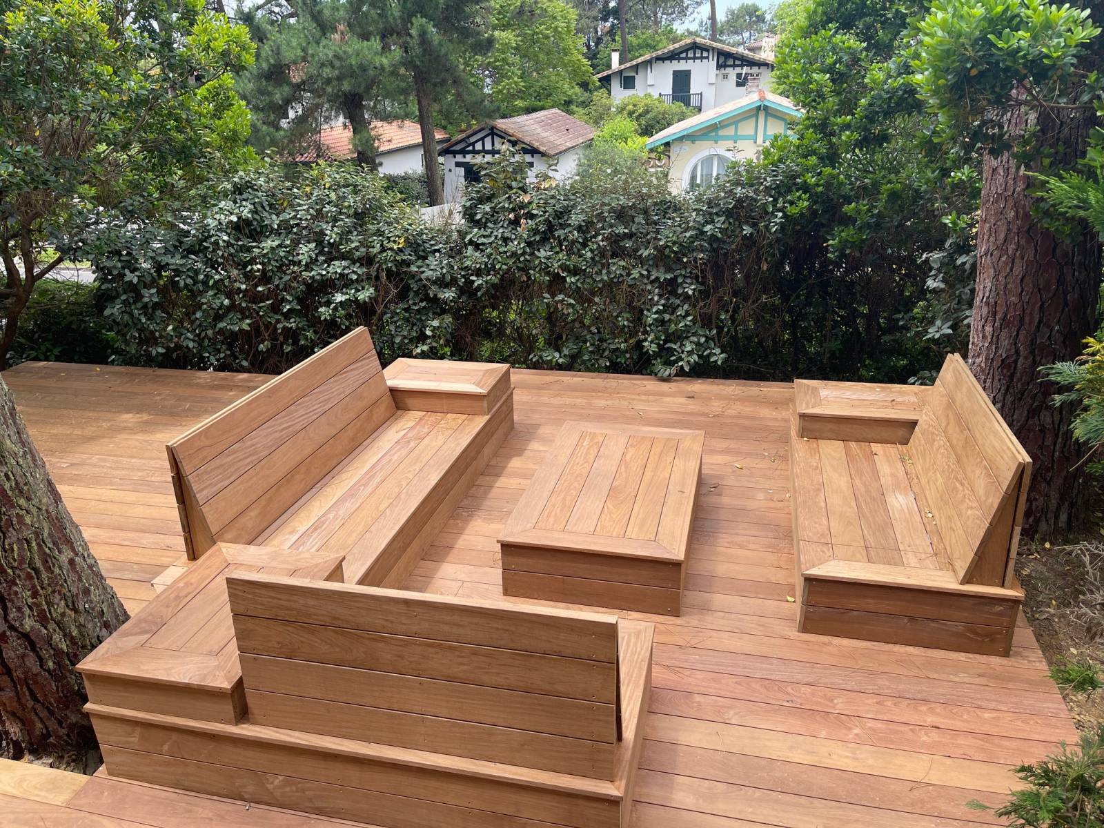 Réalisation de terrasse et mobilier extérieur en bois exotique sur le Bassin d'Arcachon