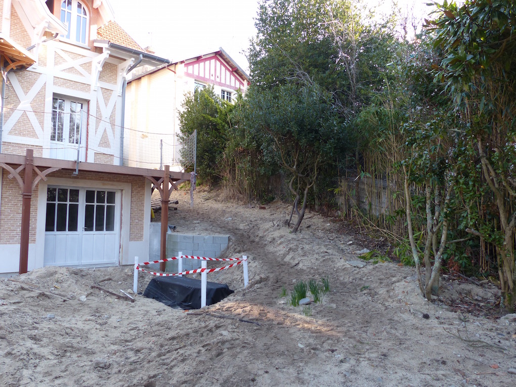 Avant - Réalisation d'un escalier en pierre sur le bassin d'Arcachon