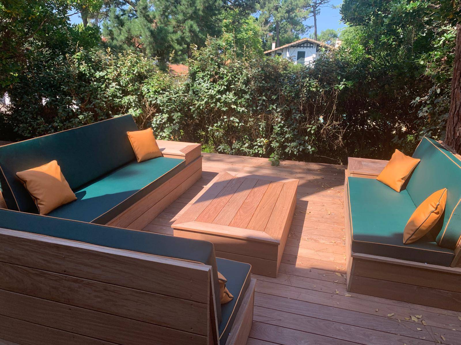 Réalisation de terrasse et mobilier extérieur en bois exotique sur le Bassin d'Arcachon
