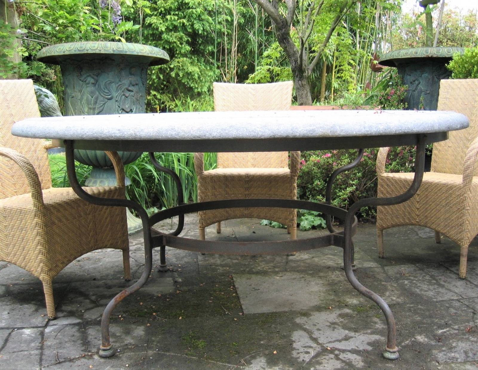 Table en fer forgé et pierre de lave pour jardin sur le Bassin d'Arcachon