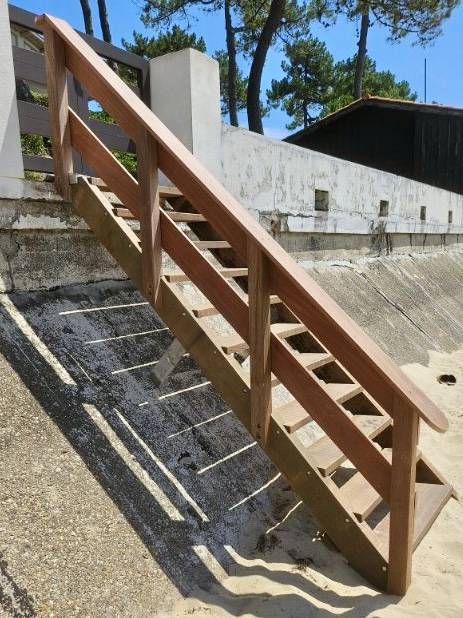 Réalisation d'un escalier en bois exotique IPE eRéalisation d'un escalier en bois exotique pour un perré sur le bassin d'Arcachon