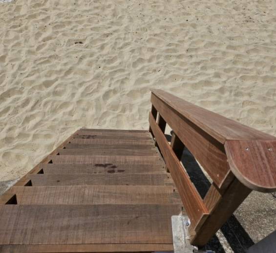 Réalisation d'un escalier en bois exotique IPE en première ligne sur le Cap Ferret