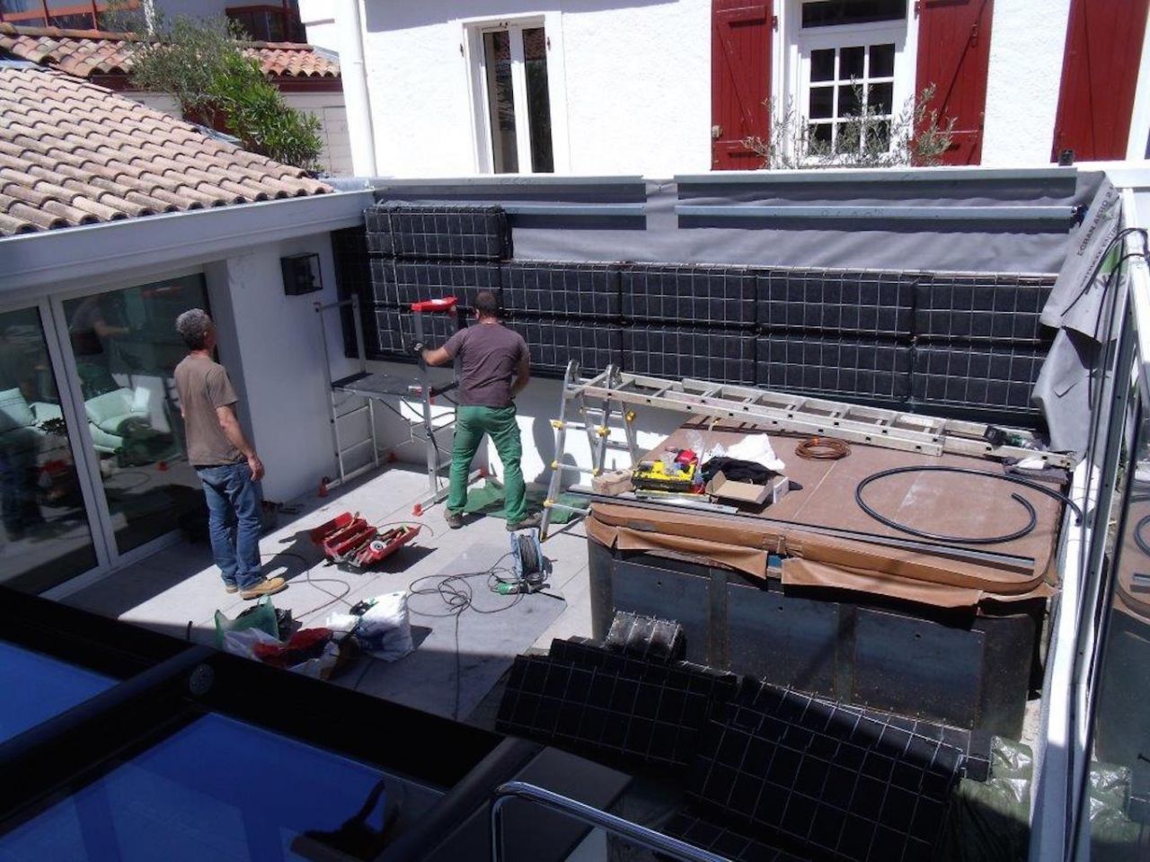 Architecte paysagiste sur le Bassin d'Arcachon: Végétalisation d'un mur mitoyen sur une terrasse
