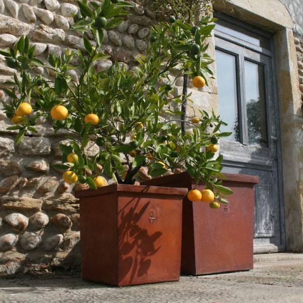 Poteries en terre cuite de forme carrée couleur Terre Rouge sur le Cap Ferret