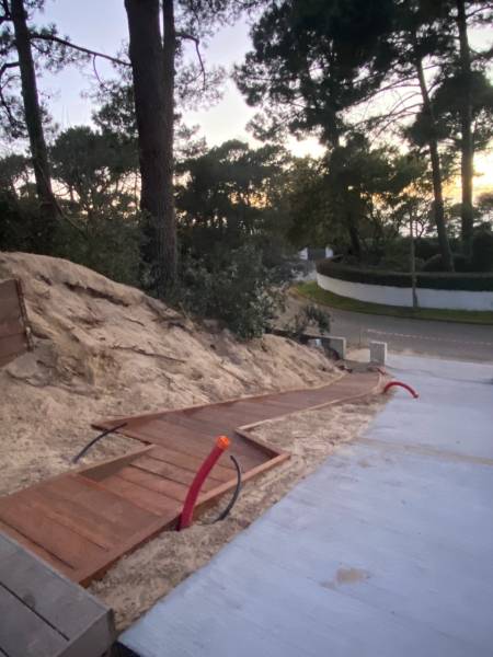 Amenagement extérieur bois et allée en béton désactivé sur le Bassin d'Arcachon