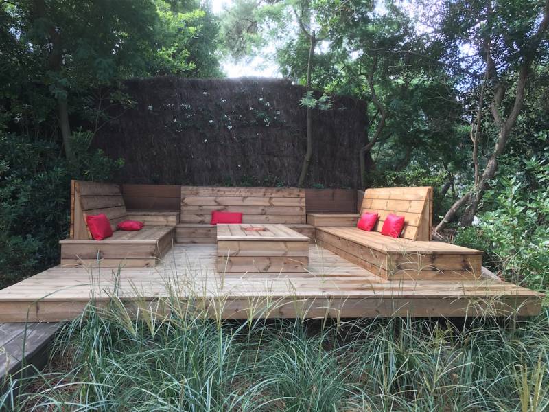 Salon extérieur et terrasse en bois sur mesure au Cap Ferret