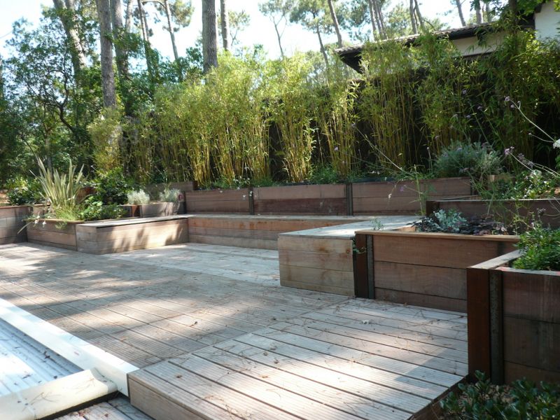 Soutènement paysager aux abords d'une piscine à Pyla sur Mer sur le Bassin d'Arcachon - un an après les travaux