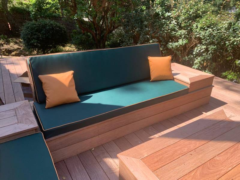 Mobilier extérieur en bois exotique avec ses coussins en cuir maritime pour jardin sur le Bassin d'Arcachon