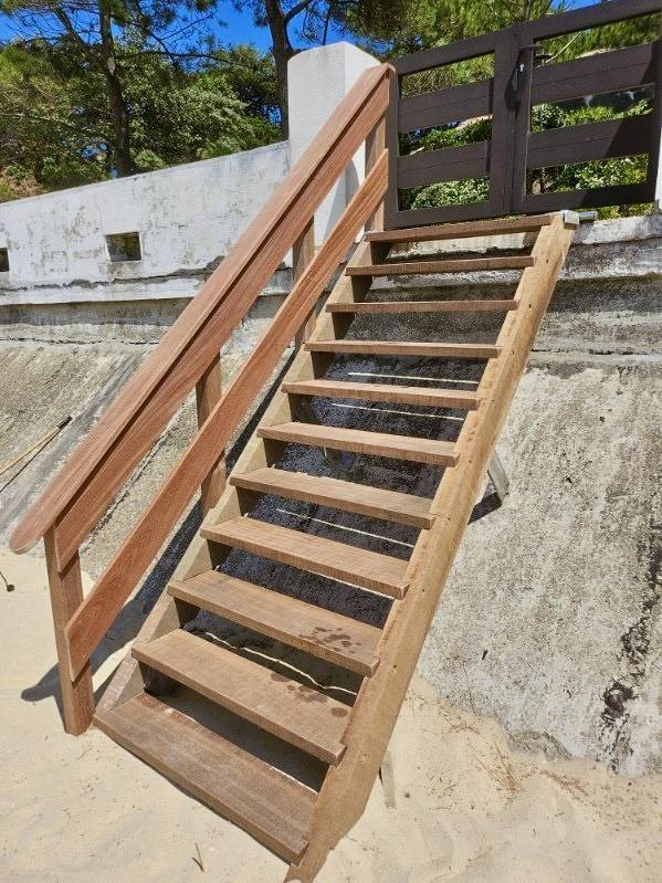 Réalisation d'un escalier en bois exotique pour un accès plage sur le bassin d'Arcachon